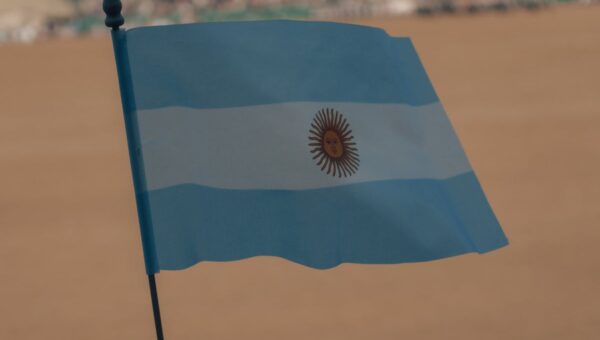 ARGENTINA PROTEGE CONDENADO DO 8/1: País concede asilo político e bloqueia extradição de brasileiro