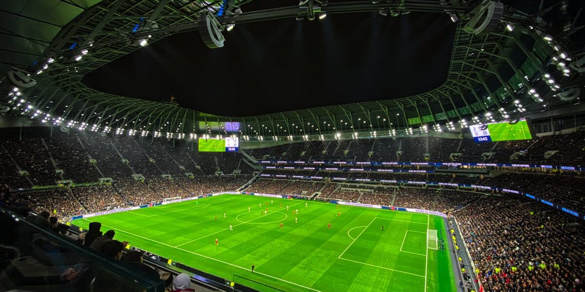 DOMINGO DE CLÁSSICOS: Barcelona x Sevilla às 12h15 e Liverpool x Tottenham às 13h30 — os duelos mais quentes do futebol europeu hoje