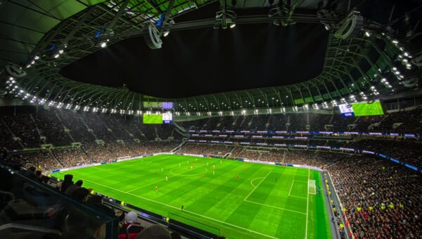 DOMINGO DE CLÁSSICOS: Barcelona x Sevilla às 12h15 e Liverpool x Tottenham às 13h30 — os duelos mais quentes do futebol europeu hoje