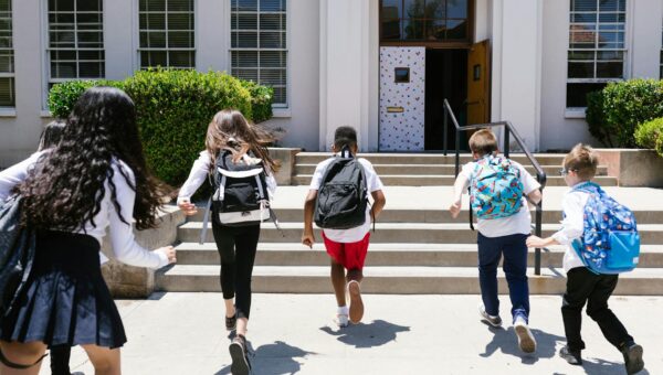 💸 IPCA ACIMA DO ESPERADO: Inflação bate 0,70% em fevereiro — escola e ônibus destroem o orçamento das famílias