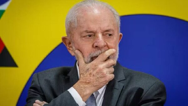 LULA DESISTE DA POSSE DE KAST: Presidente cancela viagem ao Chile após convite a Flávio e Eduardo Bolsonaro