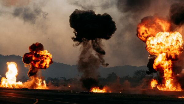 💥 MÍSSIL IRANIANO ATINGE BAIRRO EM ISRAEL: Destroços Caem em Kafr Qassem e Dois Veículos São Lançados ao Ar