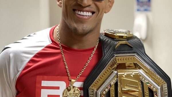 Charles do Bronx é campeão do UFC 326: brasileiro vence Holloway por decisão unânime e retoma o cinturão peso leve