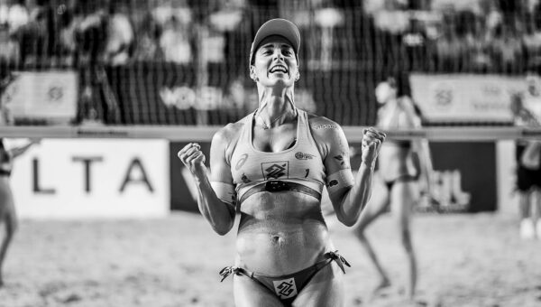 🏐 VÔLEI RENATA FAZ HISTÓRIA: Bicampeão em uma semana — Copa Brasil e Sul-Americano