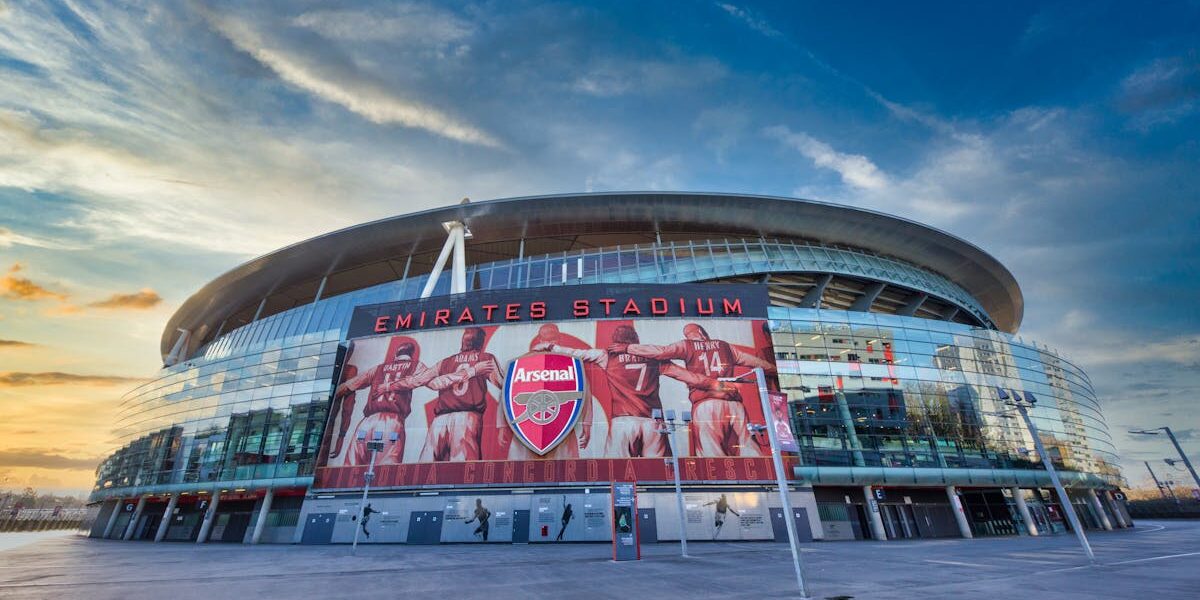 ARSENAL ABRE 9 PONTOS NA PREMIER LEAGUE: Gunners goleiam Everton 2×0 enquanto City tropeça com West Ham — título inglês cada vez mais perto de Londres