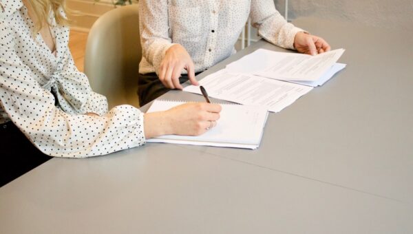 🚨 IRÃ EXPORTA TERROR PARA A EUROPA: França Prende 4 Suspeitos por Ataque Frustrado a Banco dos EUA em Paris — Jovens Recrutados por até €1.000