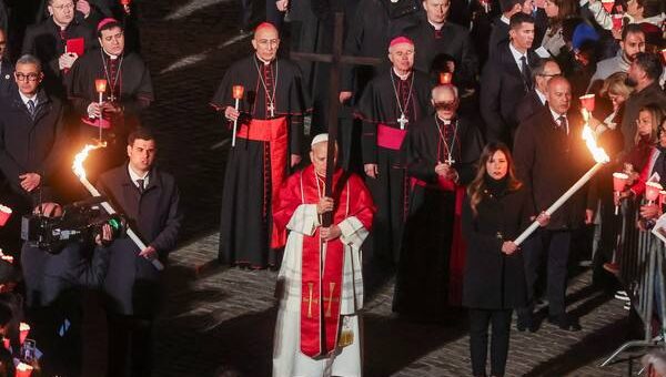 ✝️ Sexta-Feira Santa: Papa Leão XIV carrega a cruz no Coliseu pela 1ª vez em 4 anos e pede que Igreja siga passos de Cristo