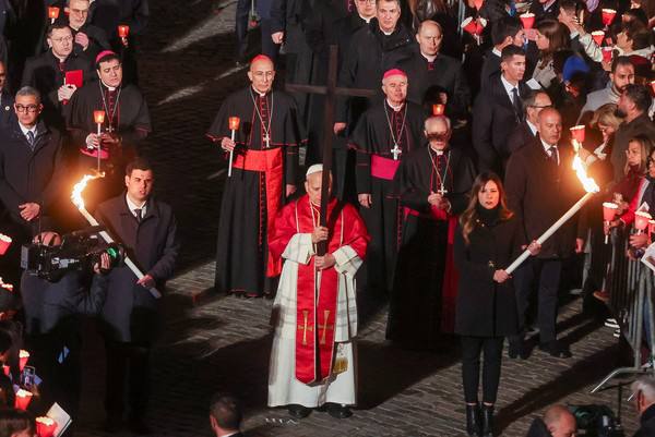 ✝️ Sexta-Feira Santa: Papa Leão XIV carrega a cruz no Coliseu pela 1ª vez em 4 anos e pede que Igreja siga passos de Cristo